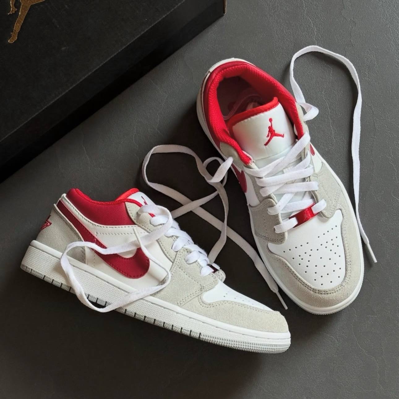 کفش اسپرت نایک ایر جردن 1 لو اسموک گری رد | Nike Air Jordan 1 Low Light Smoke Grey Gym Red